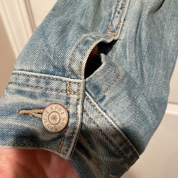 Express Cropped Washed Denim Jacket - Picture 6 of 8